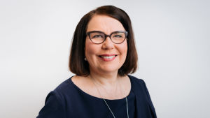 Merja Ylä-Anttila. Tummahiuksinen, silmälasipäinen nainen