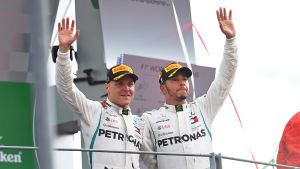Vilket team. Bottas och Hamilton kör för Mercedes.
