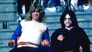 Ozzy och dvärgen "Ronnie" som han brukade hänga på scen. Ozzy Osbourne och dvärgen Ronnie tar en paus.