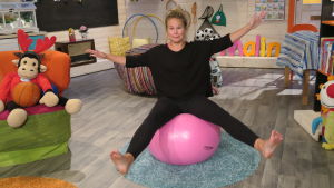 Malin balanserar på en jumppaboll i studion. BUU-klubbens programledare Malin balanserar på en jumppaboll i studion.