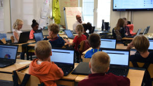 Modersmålslektion för Botby skolas tredjeklassare. lågstadie elever på dator lektion