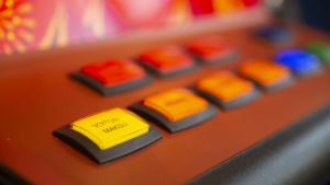 Det finns ungefär 21 300 spelautomater i Finland. 18 500 är placerade utanför Veikkaus egna spelrum, många i mataffärer. Voiton maksu -nappi