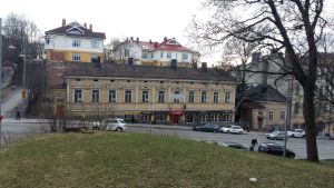 Ett gult trähus på Kaskisgatan i Åbo har en stor skylt med "Vuokrataan" (Uthyres) på väggen.