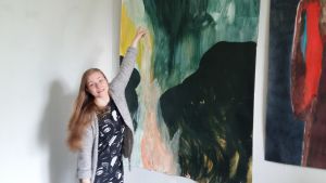 Greta Marjamäki visar hur föhnen blåser in på tavlan. Greta Marjamäki visar hur föhnen blåser in.