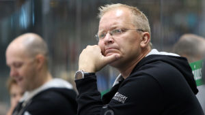 TPS chefstränare Kalle Kaskinen har en del att fundera på inför ligastarten den 14 september. TPS chefstränare Kalle Kaskinen har en del att fundera på inför ligastarten den 14 september.