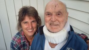 Tina Söderström kan lyckligtvis ännu krama om pappa. Hangöbon Stig Lindström, 88 år, klarade sig med livet i behåll efter kollision med tåg