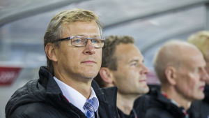 Markku Kanerva lotsar Finlands A-landslag. Markku Kanerva tränar Finlands fotbollsherrar.