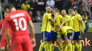 Viktor Claesson gjorde 2-0 för Sverige, men där tog det roliga slut. Sverige firar Viktor Claessons 2-0 mål mot Turkiet.