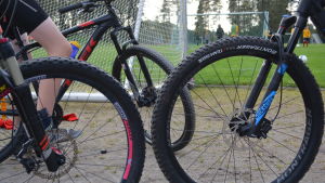 Egen terrängcykel och hjälm behöver du för att delta i terrängcyklingsrundorna (arkivbild). Däck av terrängcyklar.