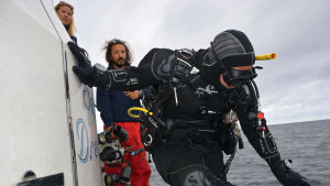 Aimi Hamberg med sina kolleger. Expeditionsledaren Aimi Hamberg har uppsikt över dykningen på expeditionen.