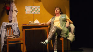 Ge mig en lugn stund. På bilden Pia Runnakko som Fia. Foto från Fly me to the moon på Lilla Teatern.