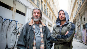 Tom Stilton (Kjell Bergqvist) ja Abbas el Fassi (Dar Salim) Marseillessa. Ruotsalaisen jännityssarjan päärooleissa jatkavat Julia Ragnarsson ja Kjell Bergqvist.