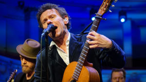 Bo Sundström, frontfigur i Bo Kaspers Orkester. Bo Kaspers Orkesters frontfigur, Bo Sundström, sjunger och spelar gitarr i Nästan unplugged.