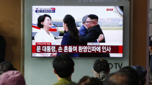 Moon och Kim omfamnade varandra på flygplatsen i Pyongyang. Moon och Kim omfamnade varandra på flygplatsen i Pyongyang