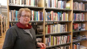 Åsa Laxåback-Nyman har varit rektor på skolan under hela processens gång. Åsa Laxåback-Nyman framför en bokhylla.
