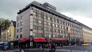Rivningen av Hamburger Börs har kommit igång längs med Eriksgatan. Hotell Hamburger Börs på Eriksgatan i Åbo.