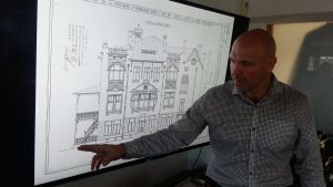 Janne Helin visar hur det gamla Hamburger Börs bevaras. Arkitekt (SAFA) Janne Helin visar på en husritning från början av 1900-talet var ingången till det nya hotell Hamburger Börs kommer att finnas.