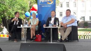 Sannfinländarnas Jussi Halla-aho och Laura Huhtasaari tillsammans med Sverigedemokraternas Richard Jomshof och Peter Lundgren i Björneborg sommaren 2018 Sannfinländare och Sverigedemokrater i Björneborg