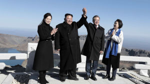 Toppmötet mellan Kim Jong-Un och Moon Jae-In avslutades på torsdagen med ett gemensamt besök på berget Paektu, som har stor symbolisk betydelse i Nordkorea. Nordkoreas första dam Ri Sol-Ju längst till vänster och Sydkoreas Kim Jung-Suuk till höger. Toppmötet mellan Kim Jong-Un och Moon Jae-In avslutades på torsdagen med ett gemensamt besök på berget Paektu, som har stor symbolisk betydelse i Nordkorea. Nordkoreas första dam Ri Sol-Ju längst till vänster och Sydkoreas Kim Jung-Sook till höger.
