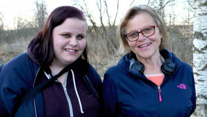 Jenny Renqvist och mamma Yvonne Renqvist ler oftare än idag än då Jenny mådde som sämst för några år sedan. Jenny Renqvist och mamma Yvonne Renqvist utomhus.