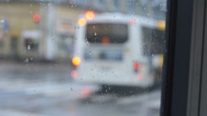 Arkivbild. För en del familjer skulle flytten till Kärsämäki innebära att barnen måste byta buss i centrum, vilket kan kännas läskigt för små barn. En buss syns suddigt genom ett fönster.