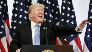 President Trump är impopulär bland många unga amerikaner President Donald Trump försvarade Kavanaugh i en kaotisk presskonferens i New York där han för första gången också antydde att han ännu kan ompröva sin inställning till den konservativa domaren