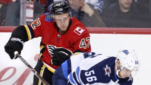 Calgarys Juuso Välimäki och Winnipegs Marko Dano i en duell. Calgarys Juuso Välimäki och Winnipegs Marko Dano i en duell.