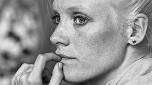 I Tyhjiö får Pihla uppleva att en kvinnlig skådespelare kan stöta på oväntat motstånd. Närbild på Laura Birn i Tyhjiö-filmen.