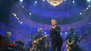 Bo Kaspers Orkester med Alexandersteatern läktare i bakrunden.