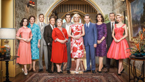 Kotiin takaisin -sarjan tutut näyttelijät Arianwen Parkes-Lockwood (vas.), Deborah Kennedy, Tim Draxl, Frankie J. Holden, Noni Hazlehurst, David Berry, Marta Dusseldorp, Brett Climo, Sara Wiseman, Craig Hall ja Abby Earl. Australialainen hittisarja Kotiin takaisin palaa vielä kerran Ash Parkin kartanon maille. Miten päättyy komea sukutarina?