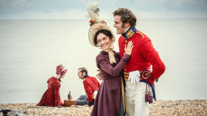 Becky Sharp (Olivia Cooke) ja kapteeni Rawdon Crawley (Tom Bateman). Uusi draamasarja Turhuuden turuilla on sähäkkä tulkinta 1800-luvun Britanniaan sijoittuvasta klassikkoromaanista.