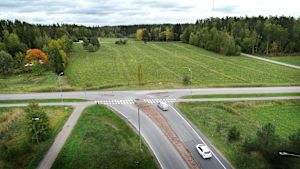 Trafiken till Åbo och motorvägen kan i framtiden gå längs med Kurkelavägen i S:t Karins. Här slutar Kurkelantie. Bakom åkern finns Kustö sund.