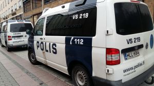 Polisen kunde snabbt lägga ner spaningarna på måndag och konstatera att inget hot fanns mot skolan. Polisbilen på bilden är inte kopplad till måndagens operation. Två polisbilar på en gata i staden.
