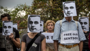 Tjeckiska aktivister höll en tyst demonstration för Sentsov i augusti i Prag Tjeckiska aktivister höll en tyst demonstration för Sentsov i augusti i Prag