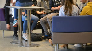 Många vuxna upplever att de har svårt att nå fram till ungdomar när det handlar om droger och att det är ännu svårare att ändra på ungas liberala attityder gentemot droger. Det visar enkätsvar som kommit in under arbetet med projektet Pepp. Bild av ungdomars fötter och ben i en soffa.
