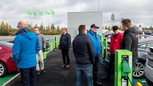 Elbilister från olika delar av landet. Elbilister samlades invid en laddstation.