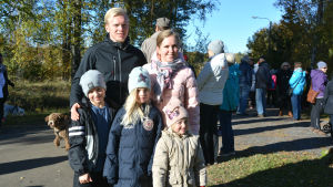 Familjen Peltola skulle vilja se skolskjutsar ända från gårdarna. Familjen Peltola.