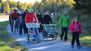Både föräldrar, barn och djur deltog i protestpromenaden. Protestpromenad mot varg i Solf.