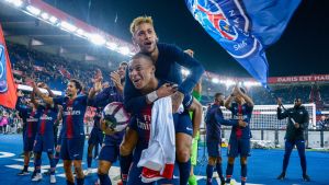 Kylian Mbappé firas efter segern över Lyon. PSG firar mål med Kylian Mbappé och Neymar i spetsen.