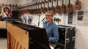 Marina Lindholm i musiksalen i Hagelstamska skolan. Musiklärare Marina Lindholm sitter vid pianot i musikklassen.