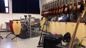Instrument att bemästra. Gitarrer, trummor och musikinstrument i bakre delen av musikklassen.