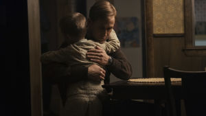 Uttrycket "I love you to the moon and back" får en helt ny klang i filmen First Man. Neil kramar om sin yngre son dagen innan månfärden.