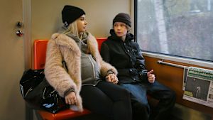 Scen ur filmen Hölmö nuori sydän. Lenni och Kiira håller varandra i handen i tunnelbanan.