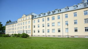 Knipnäs sjukhus i Raseborg har blivit en stor last för Axxell och hotar att stjälpa hela verksamheten. Rosengården flyttar ut ur Knipnäs våren 2016.