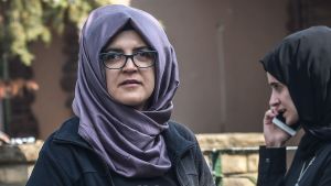 Jamal Khashoggis fästmö Hatice Cengiz utanför Saudiarabiens konsulat i Istanbul dagen efter att Khashoggi försvunnit. Jamal Khashoggis fästmö Hatice Cengiz utanför Saudiarabiens konsulat i Istanbul dagen efter att Khashoggi försvunnit.