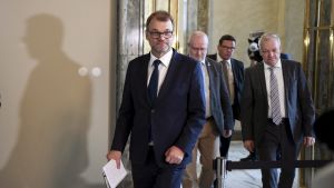 Regeringen Sipilä har benhårt hållit fast vid sina tolv sjukhus. Statsminister Juha Sipilä