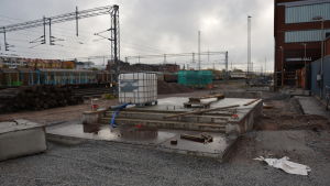 Än så länge finns bara några trappsteg. Fundament till Logomobron vid byggplatsen.