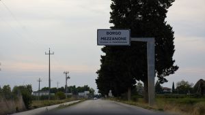 Vägen som leder till Borgo Mezzanone. Bilvägen som leder till Borgo Mezzanone.