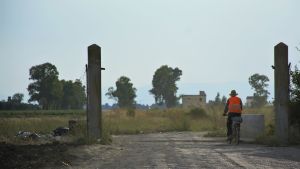Ghettot ligger nästan 20 kilometer från Foggia där all samhällsservice finns. En man cyklar mot ghetto Borgo Mezzanone.