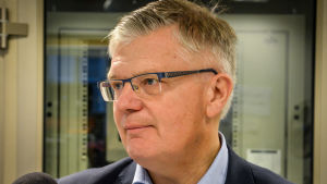 Enligt lagman Anders Cederberg kommer inte svenskspråkiga ärenden mer i kläm än finskspråkiga i den här speciella situationen. Porträtt av man